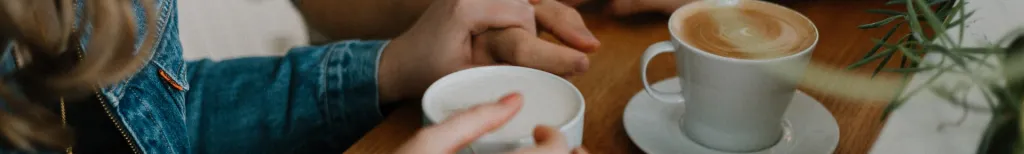 Sie planen ein Date im Café? Pros und Kontras